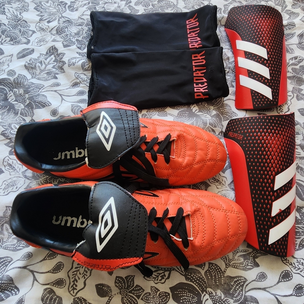 Umbro Men's Orange and Black Athletic Soccer Shoes